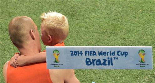 بالفيديو.. دموع روبن الابن تزيد أوجاع نجم هولندا بعد وداع المونديال